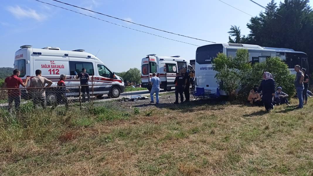 Tır ile servis midibüsü kafa kafaya çarpıştı: 1'i ağır 26 yaralı 31